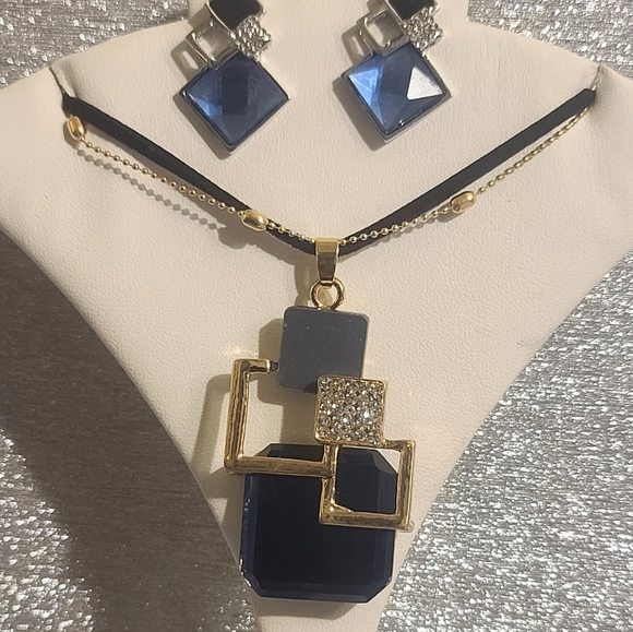 NWT Crystal Geometric Necklace & Earrings - Picture 3 of 10